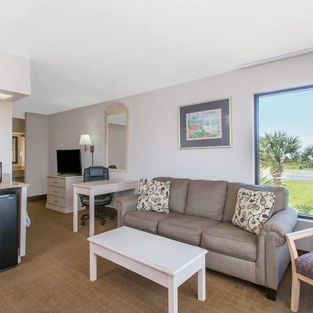 Days Inn & Suites By Wyndham Navarre - Near Beaches Hurlburt Екстериор снимка