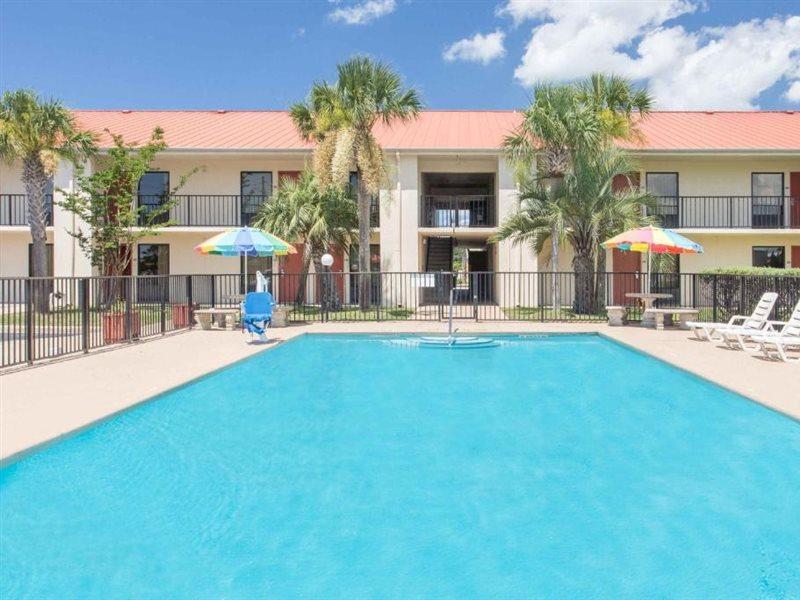 Days Inn & Suites By Wyndham Navarre - Near Beaches Hurlburt Екстериор снимка