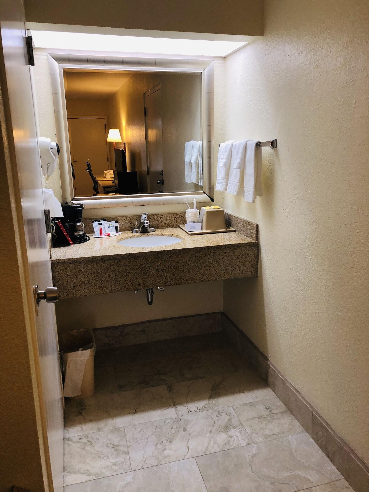 Days Inn & Suites By Wyndham Navarre - Near Beaches Hurlburt Екстериор снимка