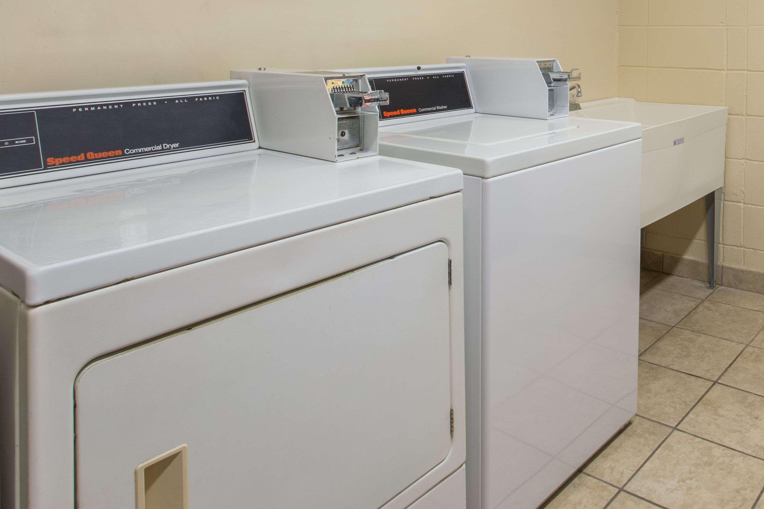 Days Inn & Suites By Wyndham Navarre - Near Beaches Hurlburt Екстериор снимка