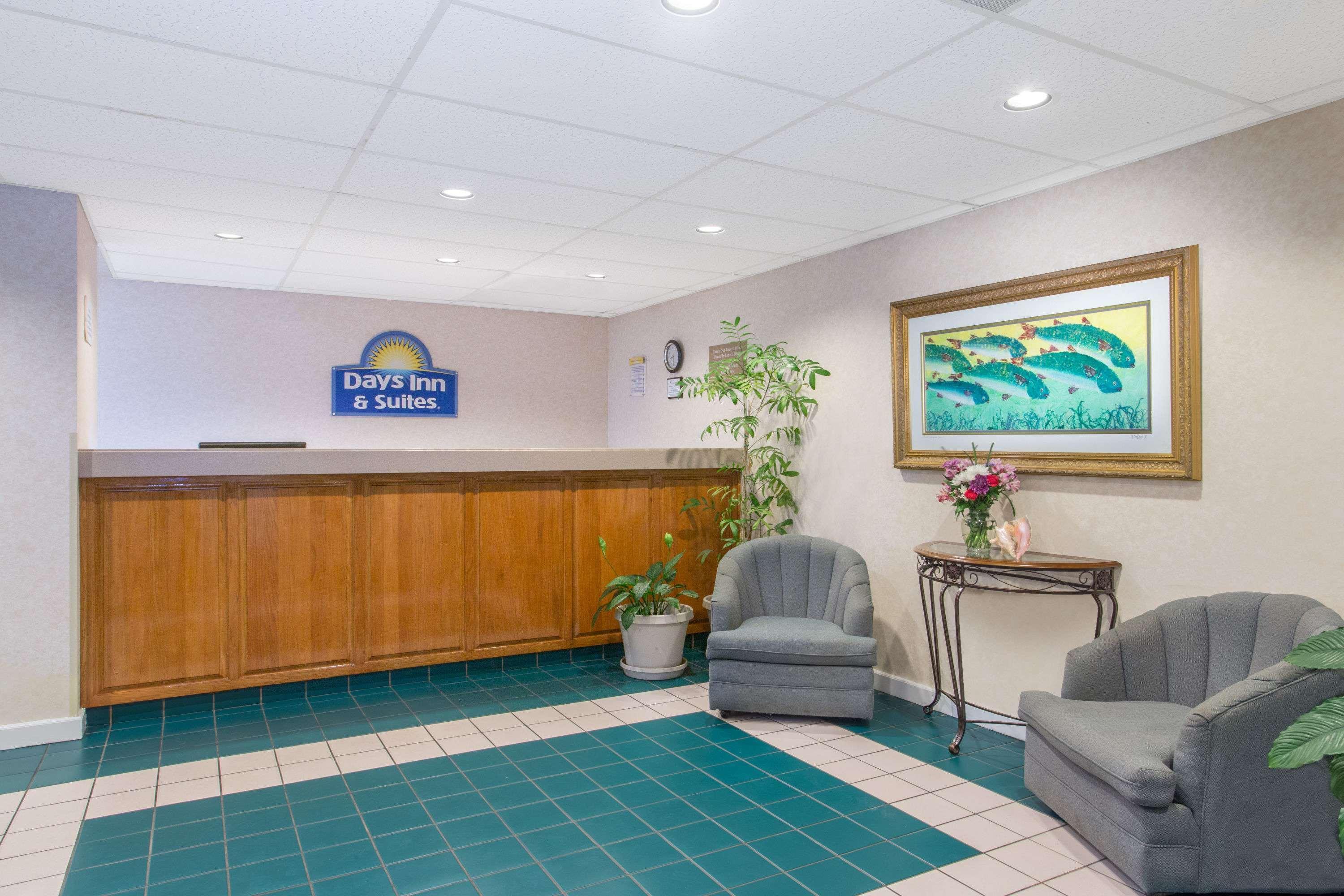 Days Inn & Suites By Wyndham Navarre - Near Beaches Hurlburt Екстериор снимка