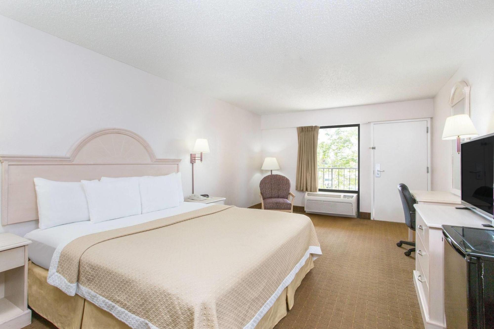Days Inn & Suites By Wyndham Navarre - Near Beaches Hurlburt Екстериор снимка