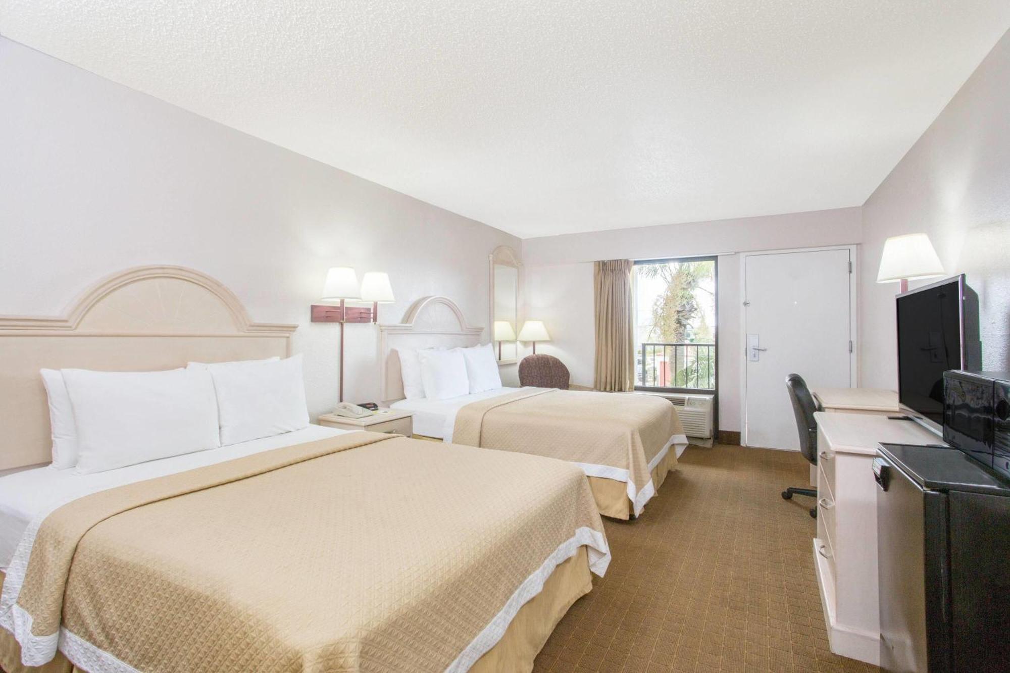 Days Inn & Suites By Wyndham Navarre - Near Beaches Hurlburt Екстериор снимка