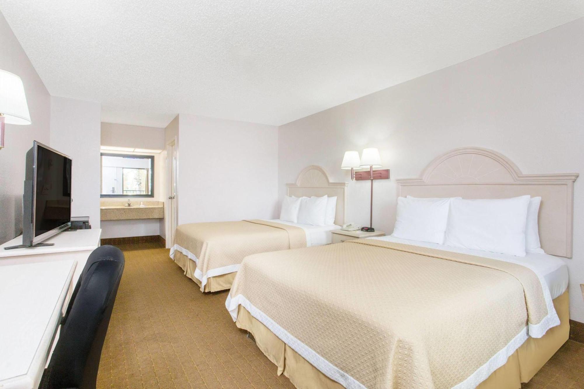 Days Inn & Suites By Wyndham Navarre - Near Beaches Hurlburt Екстериор снимка