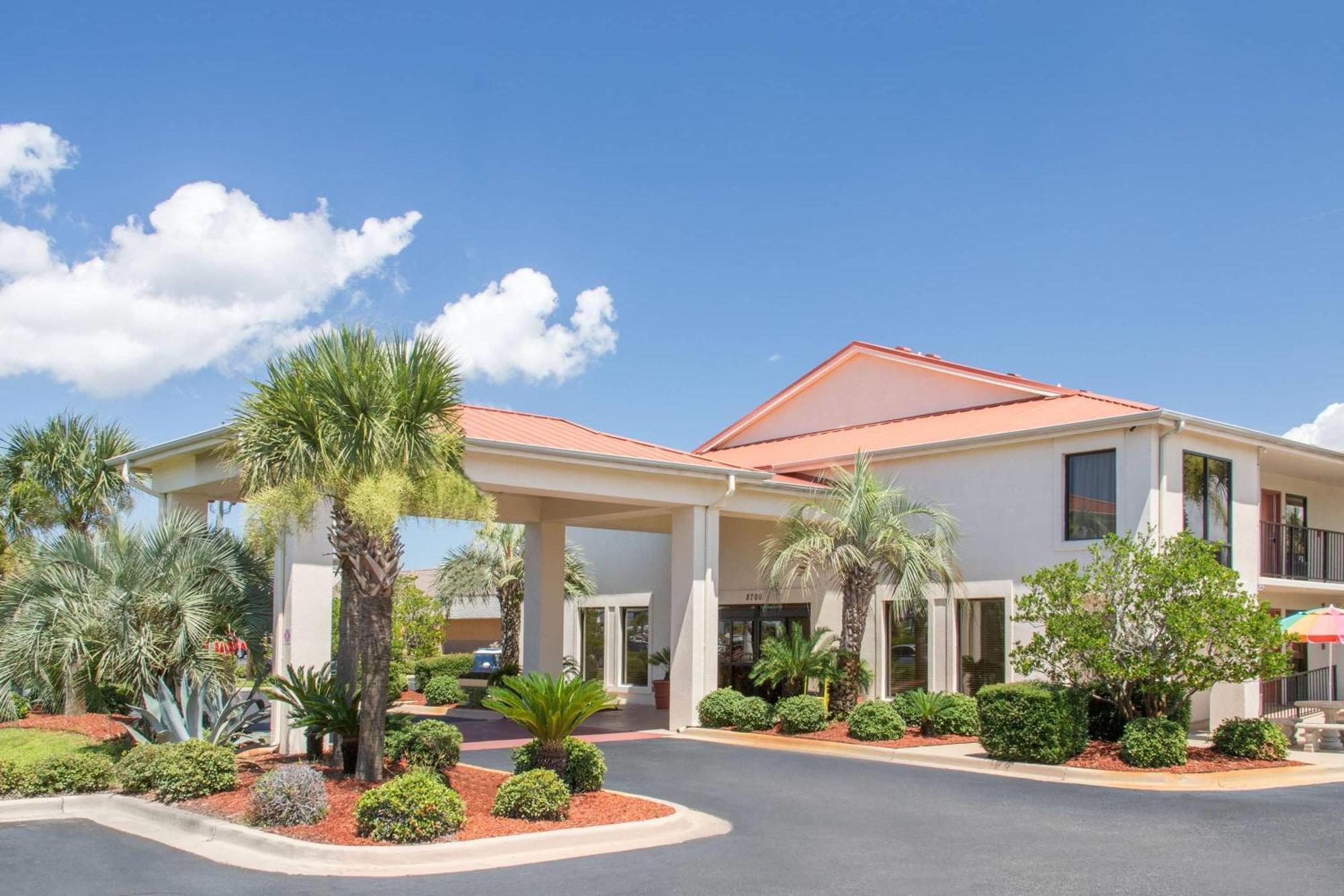 Days Inn & Suites By Wyndham Navarre - Near Beaches Hurlburt Екстериор снимка