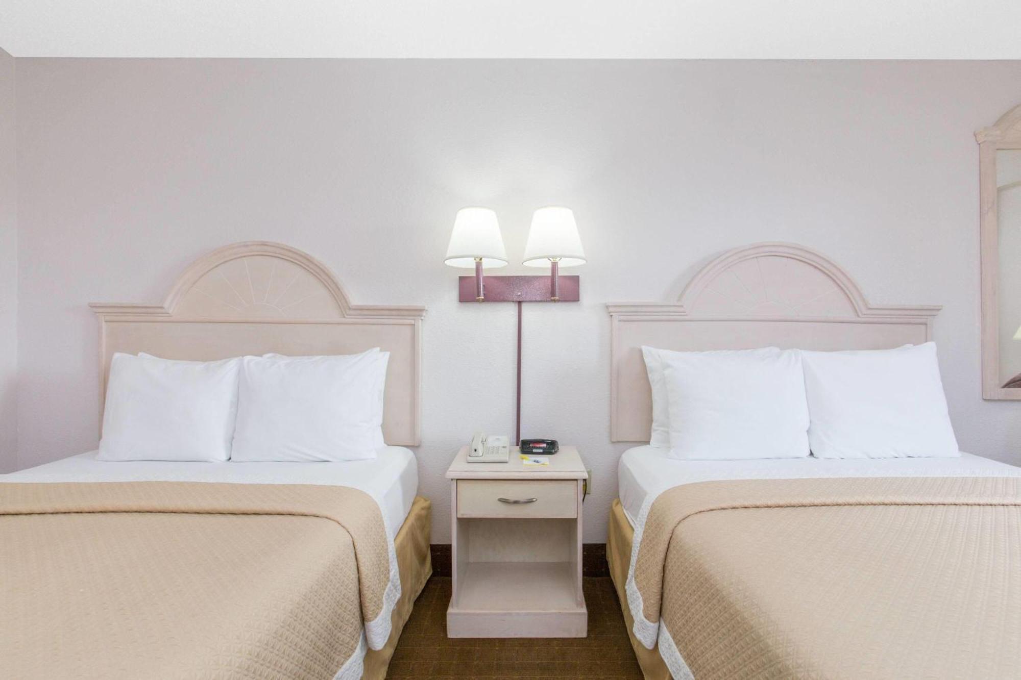 Days Inn & Suites By Wyndham Navarre - Near Beaches Hurlburt Екстериор снимка