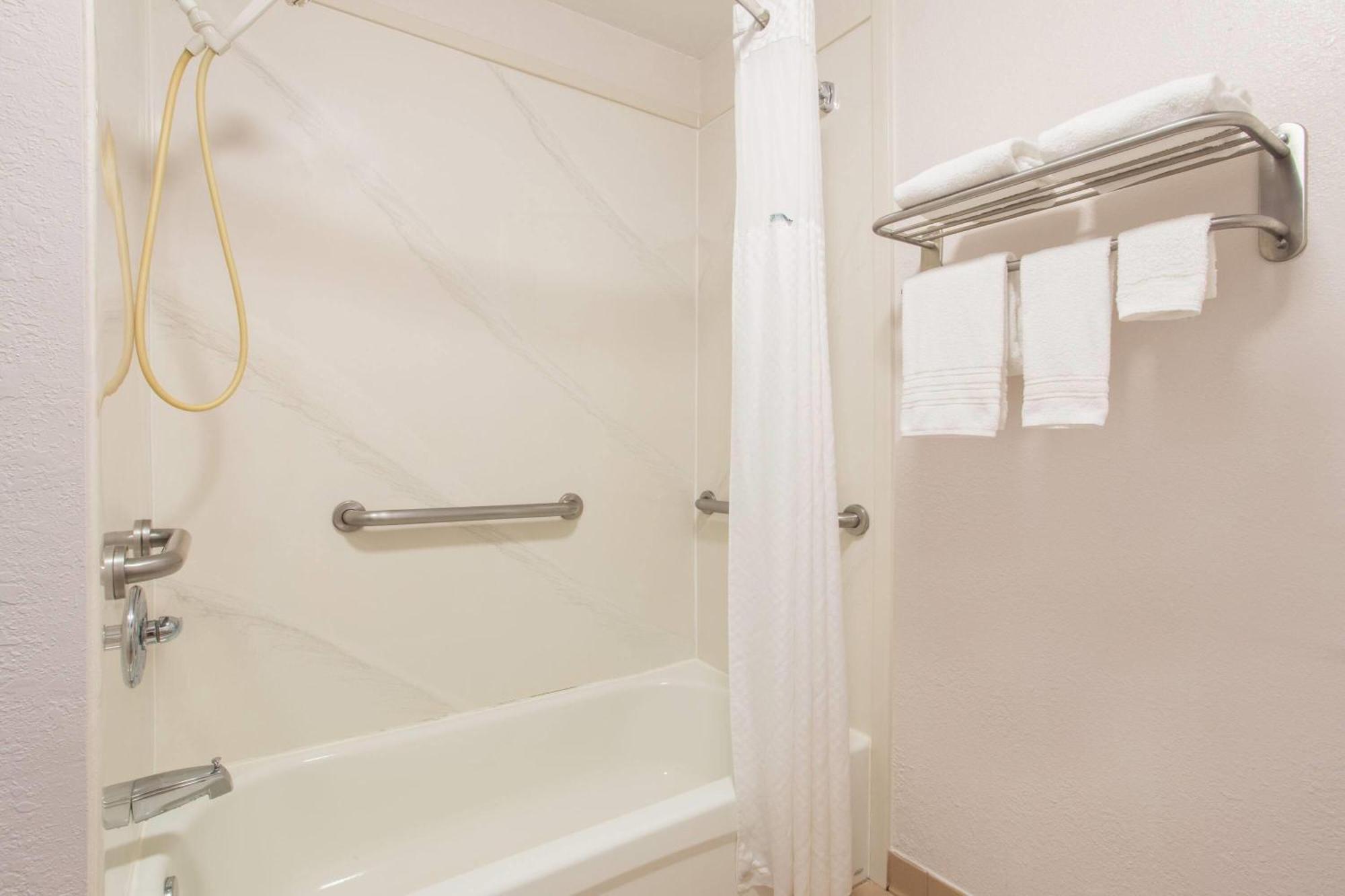 Days Inn & Suites By Wyndham Navarre - Near Beaches Hurlburt Екстериор снимка