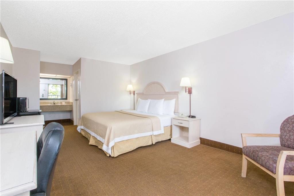 Days Inn & Suites By Wyndham Navarre - Near Beaches Hurlburt Стая снимка