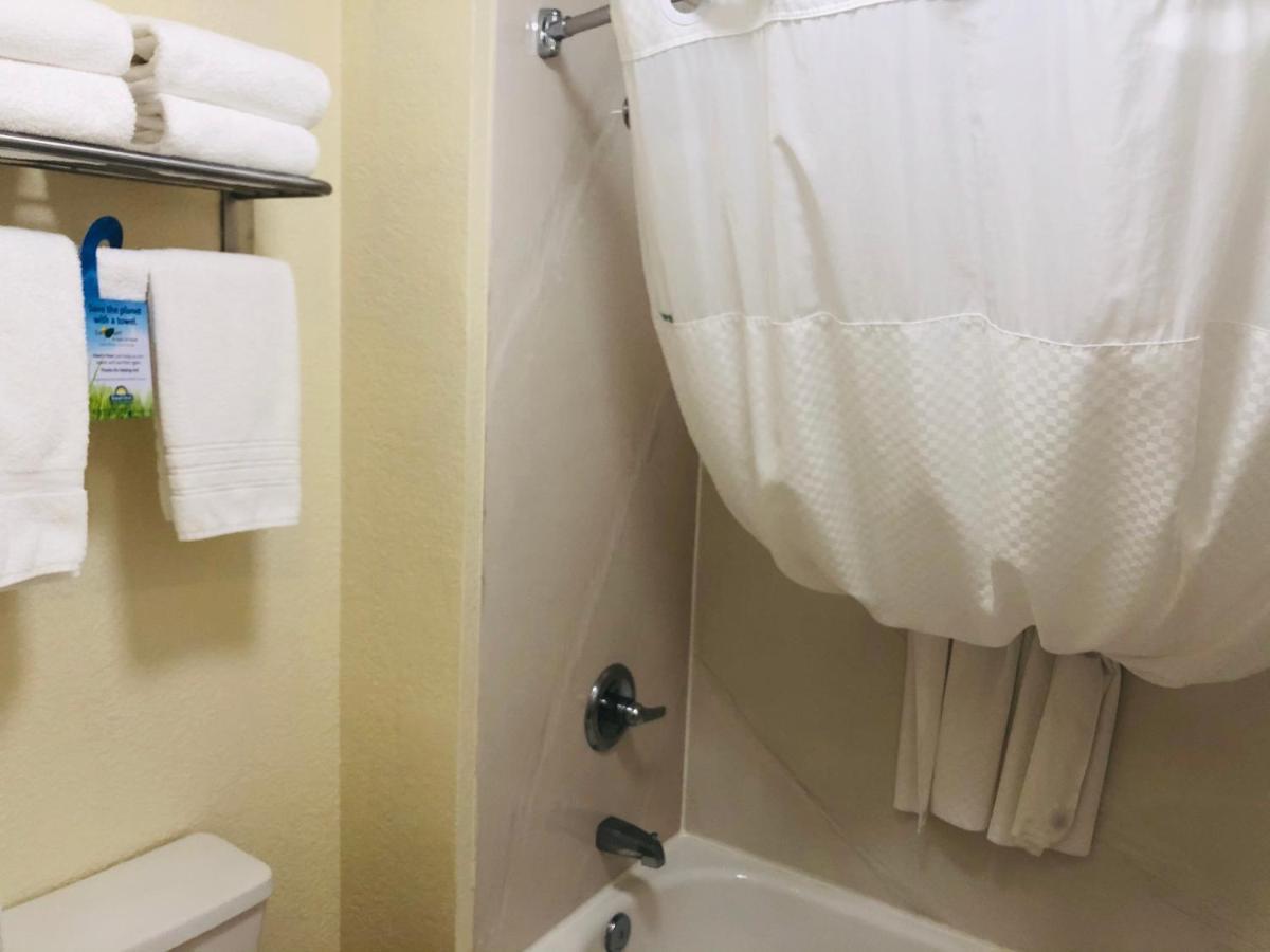 Days Inn & Suites By Wyndham Navarre - Near Beaches Hurlburt Екстериор снимка