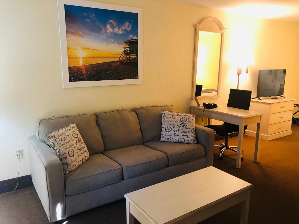 Days Inn & Suites By Wyndham Navarre - Near Beaches Hurlburt Екстериор снимка