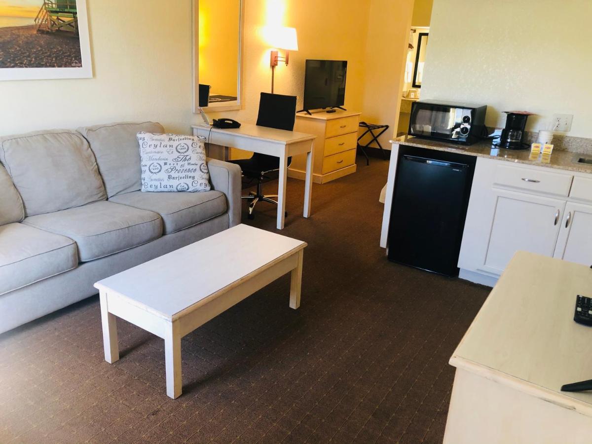 Days Inn & Suites By Wyndham Navarre - Near Beaches Hurlburt Екстериор снимка