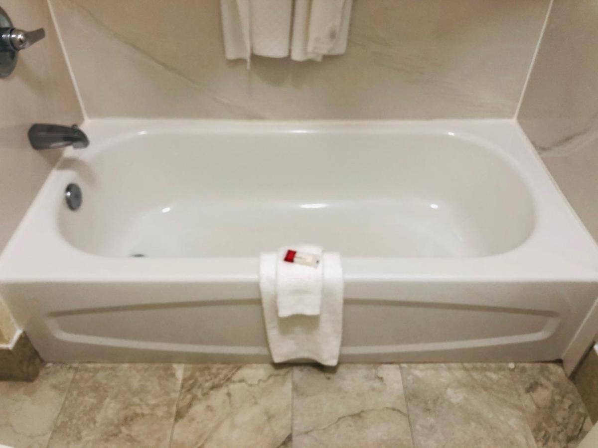 Days Inn & Suites By Wyndham Navarre - Near Beaches Hurlburt Екстериор снимка