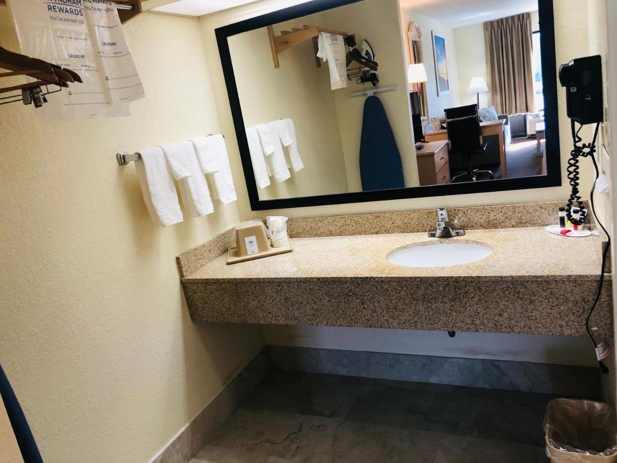 Days Inn & Suites By Wyndham Navarre - Near Beaches Hurlburt Екстериор снимка